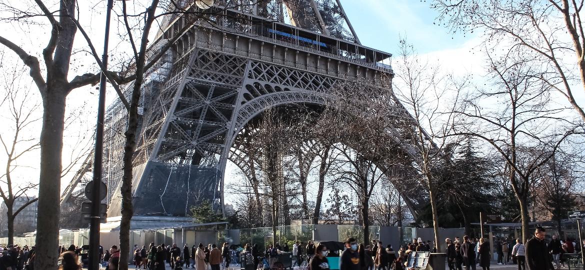 Com a trégua na chuva, Torre Eiffel virou atração desejada na semana do Natal parisiense - Marina113/Getty Images