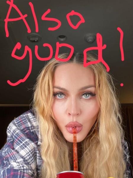 Madonna postou uma foto tomando Coca-Cola e escreveu: 'Também é boa!'