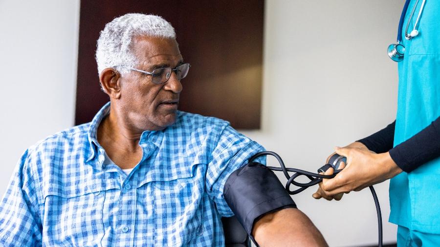 Para os especialistas, pacientes negros ou miscigenados podem ter mais dificuldade de seguir o tratamento por questões socioeconômicas Para os especialistas, pacientes negros ou miscigenados podem ter mais dificuldade de seguir o tratamento por questões socioeconômicas