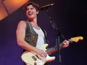 Shawn Mendes se abre sobre sexualidade em show: 'Ainda estou descobrindo'