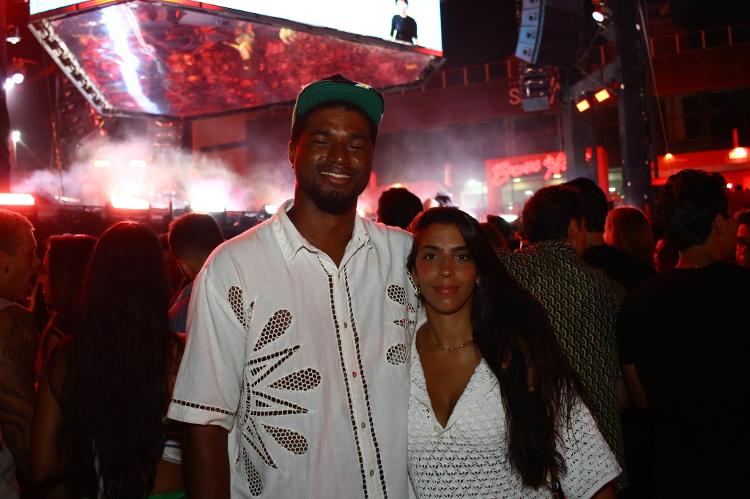 Benedita Casé e o marido, João Pedro Januário, curtem os Ensaios da Anitta, no sábado (18), em Salvador Benedita Casé e o marido, João Pedro Januário, curtem os Ensaios da Anitta, no sábado (18), em Salvador