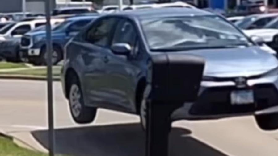 Toyota Corolla salta após asfalto se quebrar nos EUA Toyota Corolla salta após asfalto se quebrar nos EUA