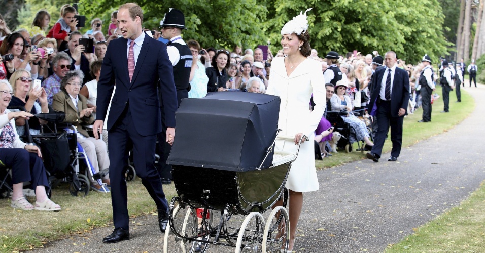 5.jul.2015 - Duquesa Kate Middleton e o príncipe William acenam para o público que acompanhou o batizado da pequena Charlotte, do lado de fora da igreja Santa Maria Madalena, em Sandringham, na Inglaterra.