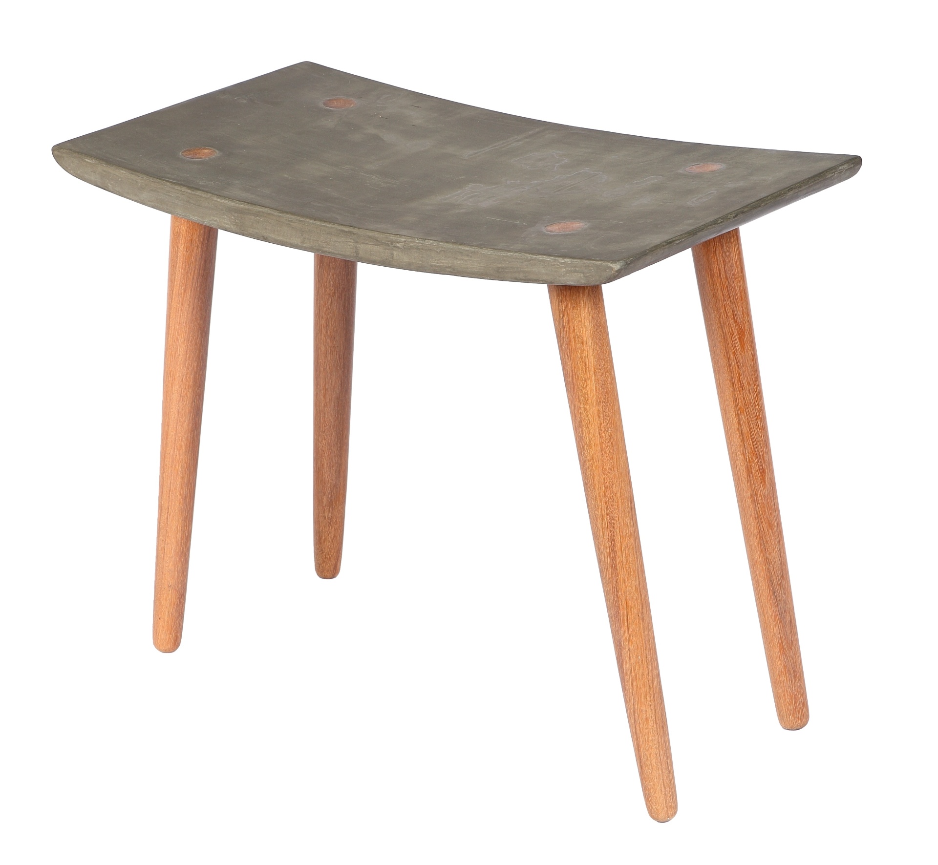 Banco Itararé, projetado por Tarcio Schwarz Borgo e Mairê Azevedo Ramazzina, feito de concreto armado e madeira pode ser usado também como mesinha, apoio para jarros de plantas ou para alcançar locais mais altos. O nome Itararé, de origem tupi-guarani, significa pedra que o rio cavou - Carlos Ben/ Divulgação