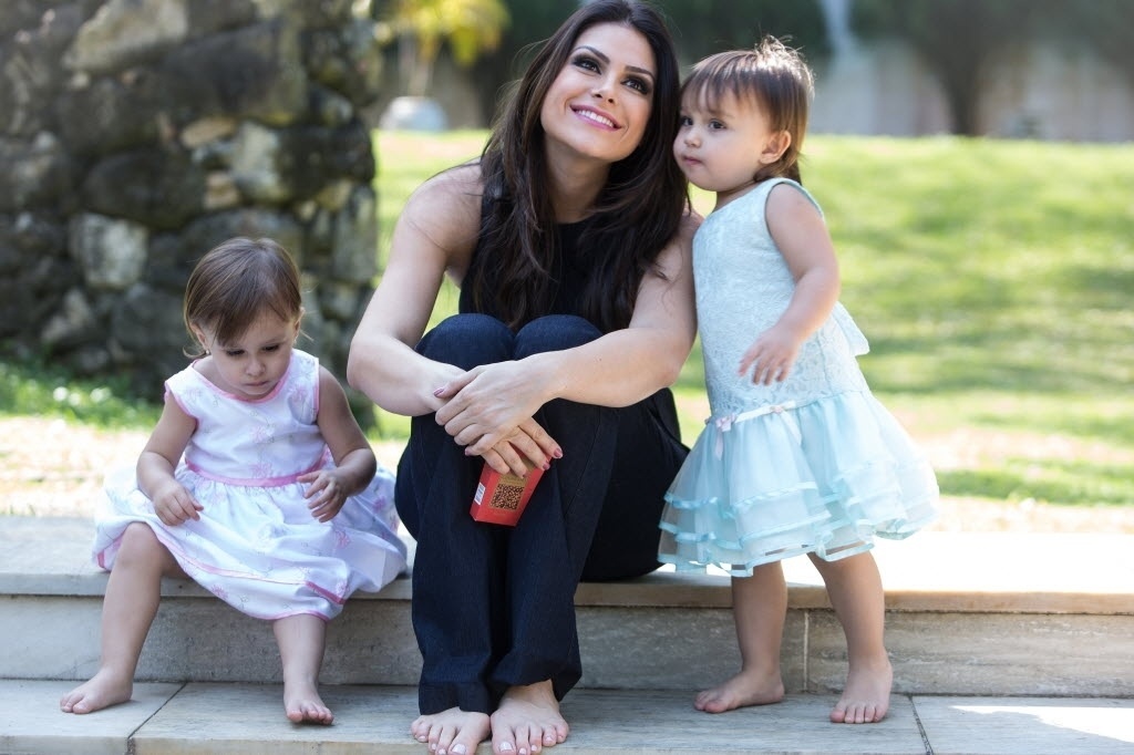 Quando Natália Guimarães, 30, tinha um tempo de folga, ela se ocupava com idas ao shopping, salão de beleza ou a clínicas de estética. Hoje, seu maior comprometimento é com as filhas gêmeas Kiara e Maya, de dois anos. "Adequo meus horários ao descanso delas. Só quando elas não precisam de mim é que vou me cuidar. Se elas vão ao parquinho, pela manhã, consigo fazer uma atividade física. Na hora da soneca da tarde delas, marco outros compromissos, como médico ou dentista", conta - Aline Arruda/UOL