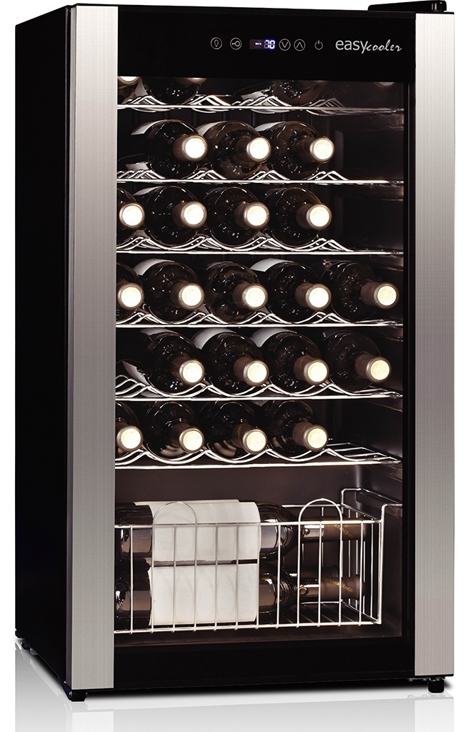 A adega Easycooler Termo tem capacidade para armazenar até 28 garrafas e utiliza sistema de resfriamento termoelétrico, o que segundo o fabricante, garante baixo nível de ruído (30dB). À venda na Camicado (www.camicado.com.br) por R$ 999, o equipamento mantém a bebida a uma temperatura controlada entre 12°C à 18°C - Divulgação