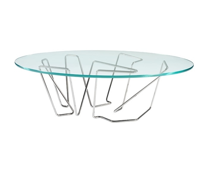 A mesa Cocktail, em aço inoxidável e vidro, é uma das peças desenvolvidas por Brad Pitt para a marca Pollaro (www.pitt-pollaro.com). De 2008 a 2012, o ator visitou a empresa norte-americana com frequência para inspecionar o processo de engenharia do design dos móveis, selecionar materiais e fazer revisões - Divulgação/ Pitt-Pollaro