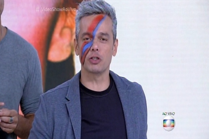 11.jan.2016 - No "Vídeo Show", Otaviano Costa pinta o rosto em referência à maquiagem emblemática que imortalizou o rosto de Bowie - Reprodução/TV Globo