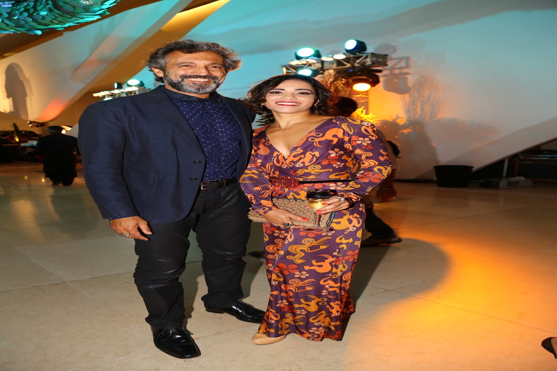 7.mar.2016 - Protagonista da trama, Domingos Montagner posa com a mulher, Luciana. O ator será Santo, que na primeira fase será interpretado por Renato Góes - Felipe Assumpção/AgNews