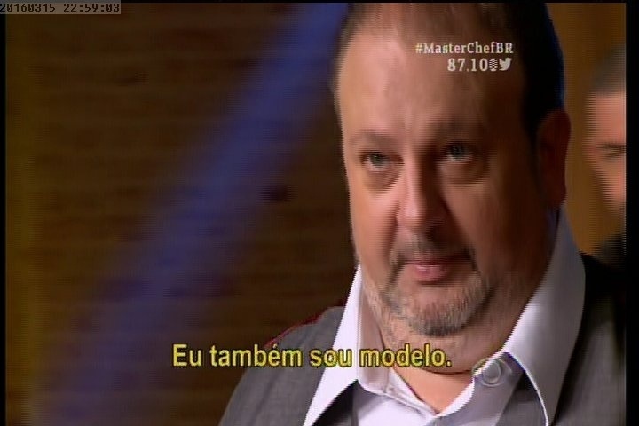 15.mar.2016 - Erick Jacquin brinca com o modelo Fábio ao provar o prato do candidato - Reprodução/Band