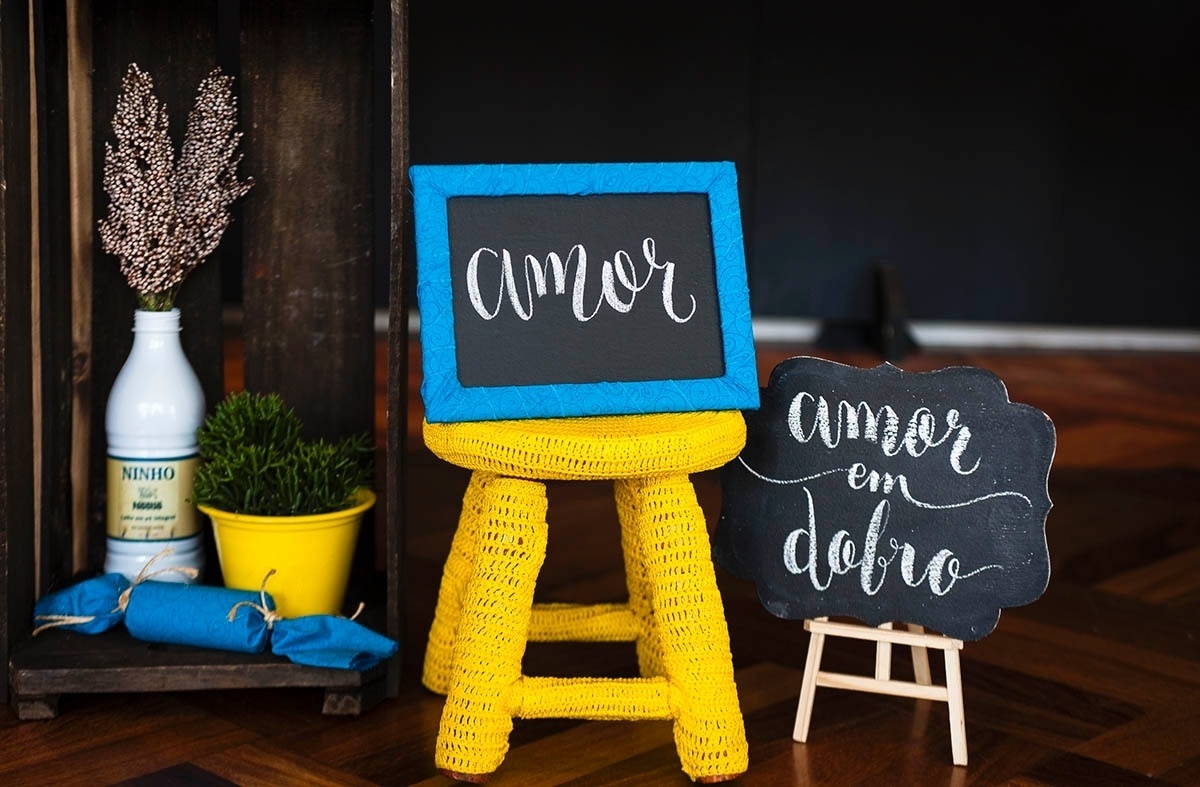 Outros elementos deram ainda mais charme à decoração do chá de bebê dos gêmeos, como as banquetas forradas de crochê. Os móveis e parte do acervo são da Decorance (www.decorance.com.br) - Sandra Pagano/Divulgação