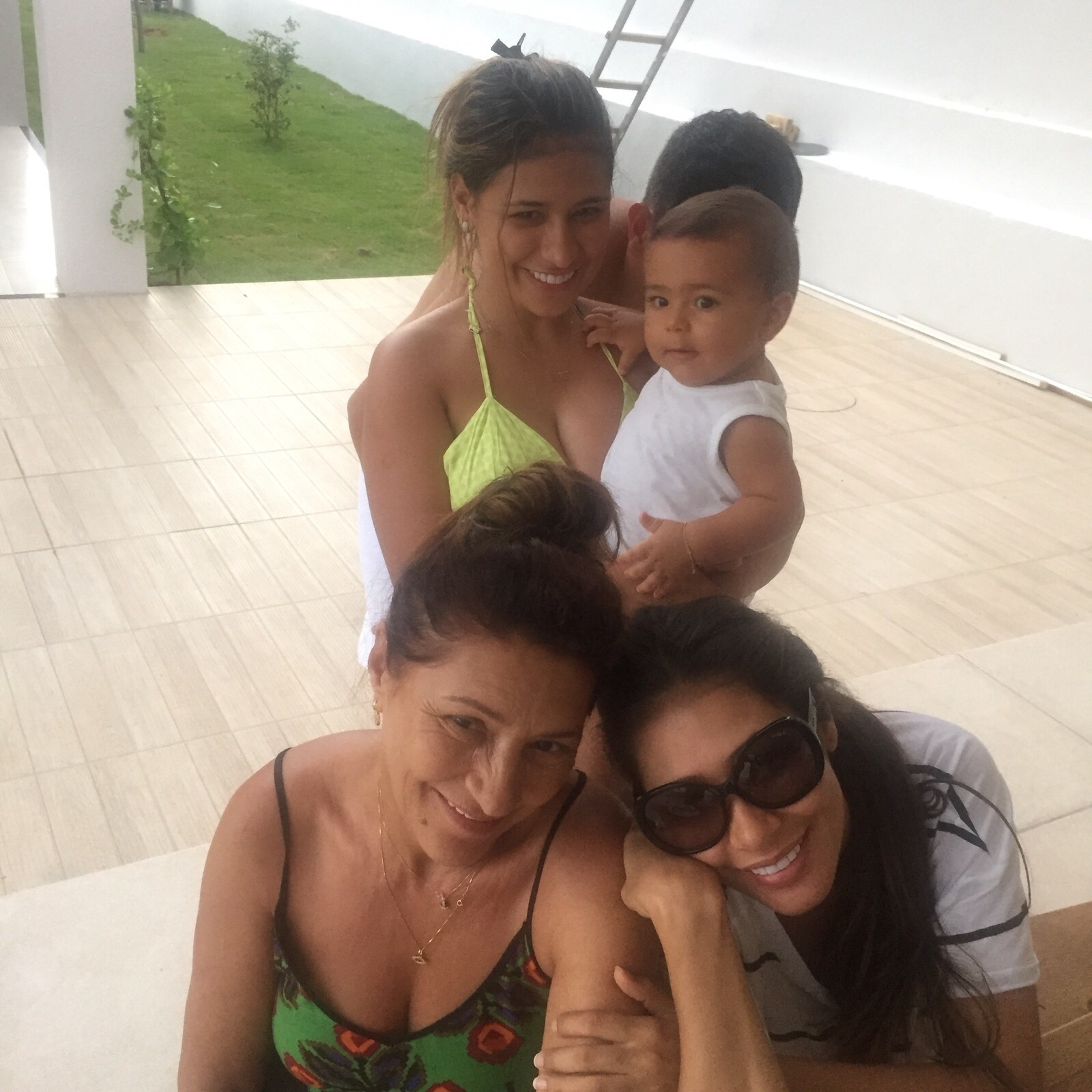 04.mai.2016 -  A dupla em momento de lazer com a mãe Mara, que também canta - Divulgação