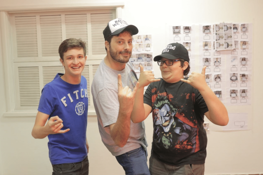 Gentili divulga foto com atores de "Como se Tornar o Pior Aluno da Escola" - Divulgação