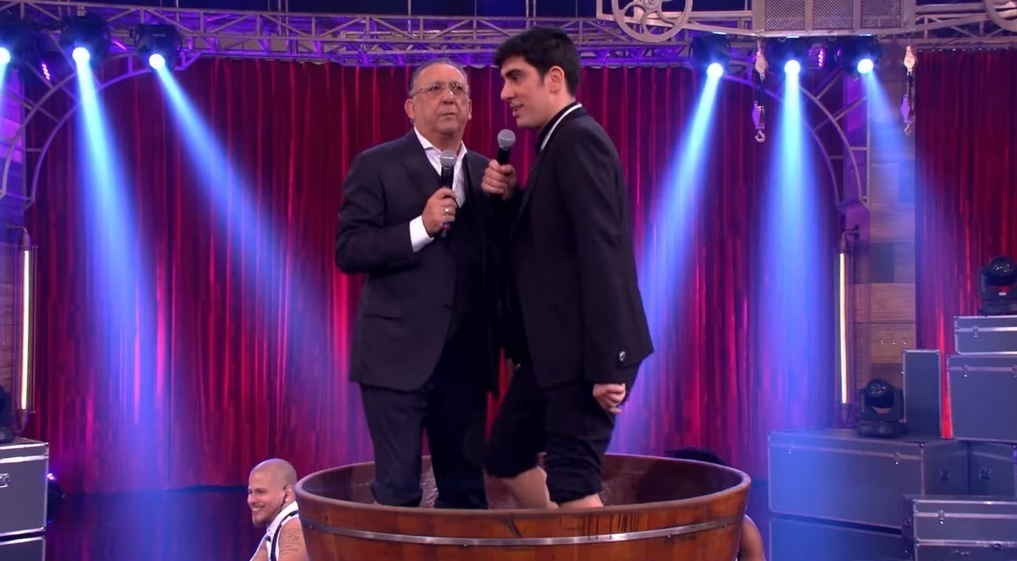 Galvão Bueno pisa em uvas com Marcelo Adnet na estreia do "Adnight" - Reprodução/Globo