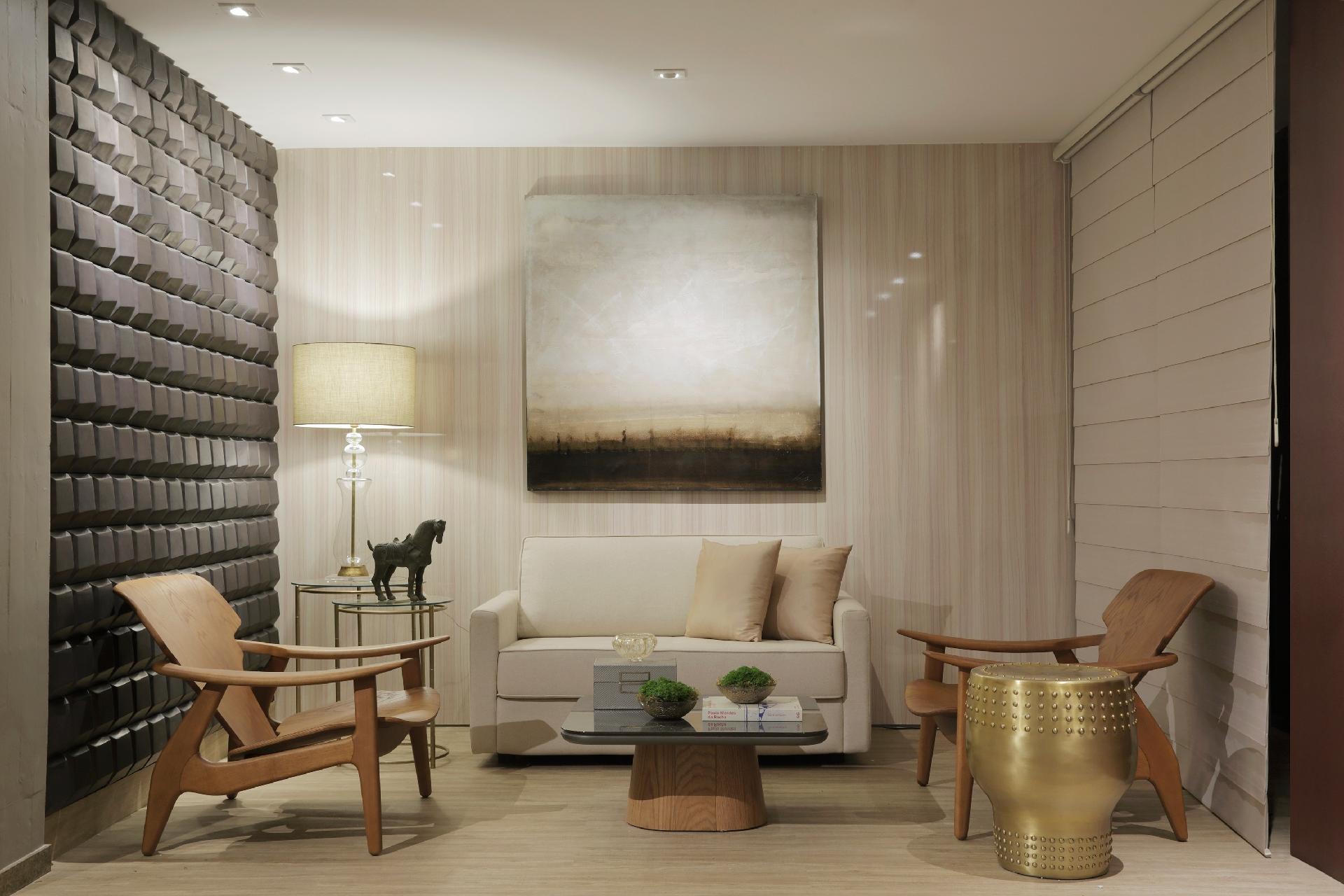 Casa Cor MS - 2016: o Living, projetado pela designer de interiores Janete Padilha, é um dos ambientes de estar da mostra. A entrada do espaço com 180 m² revela uma variedade de texturas: à esquerda, uma parede negra tem volumetria bastante evidente; à frente o acabamento brilhante é claro - Denilson Machado/Divulgação