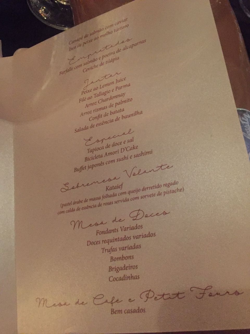 18.out.2016 - Menu do casamento de Naiara Azevedo e Rafael Cabral, que aconteceu na noite desta terça-feira no Espaço Memoratto, em Goiânia. ?Gostamos muito de peixe, comida japonesa. No nosso buffet pedimos muito camarões, quitutes e tapioca", explica a cantora - Divulgação