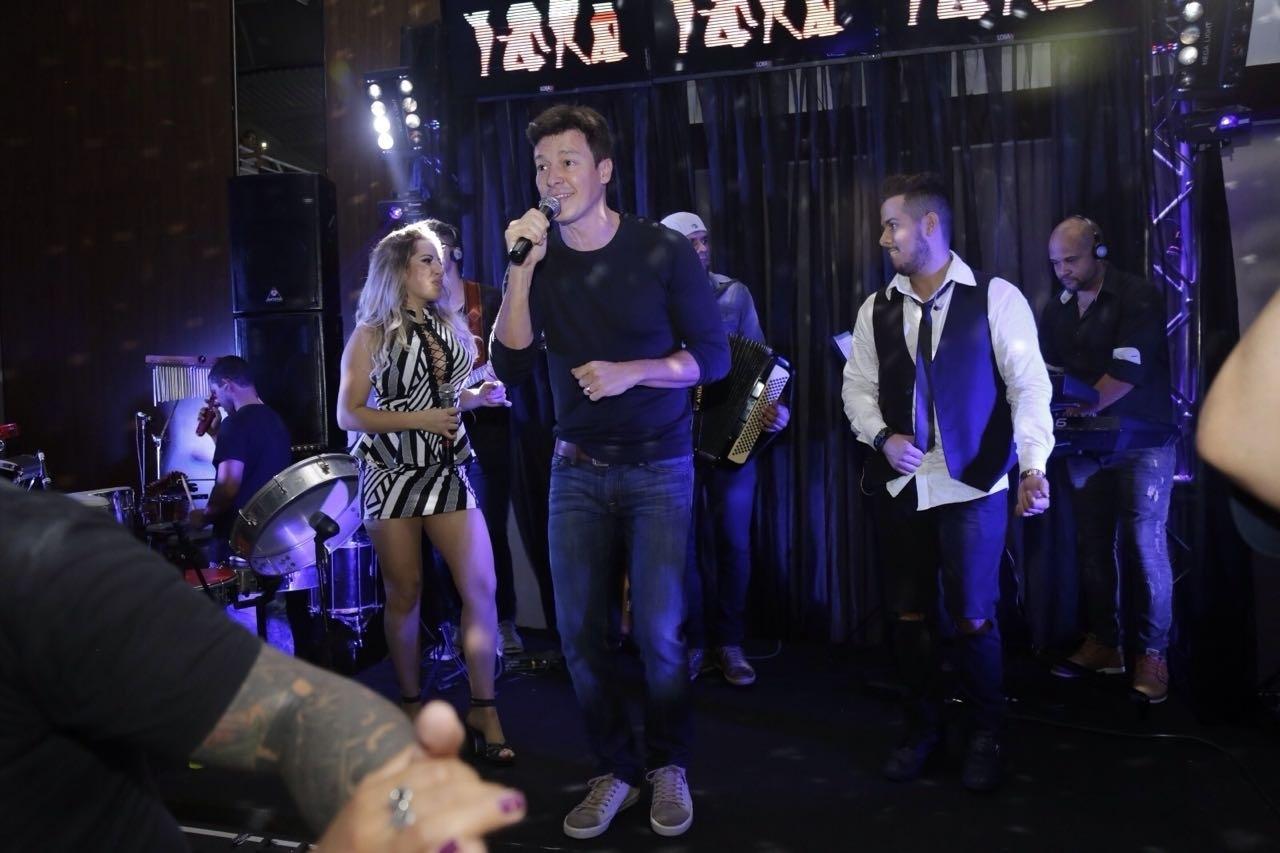 Festa de Rodrigo Faro com equipe de seu programa - Click da Foto