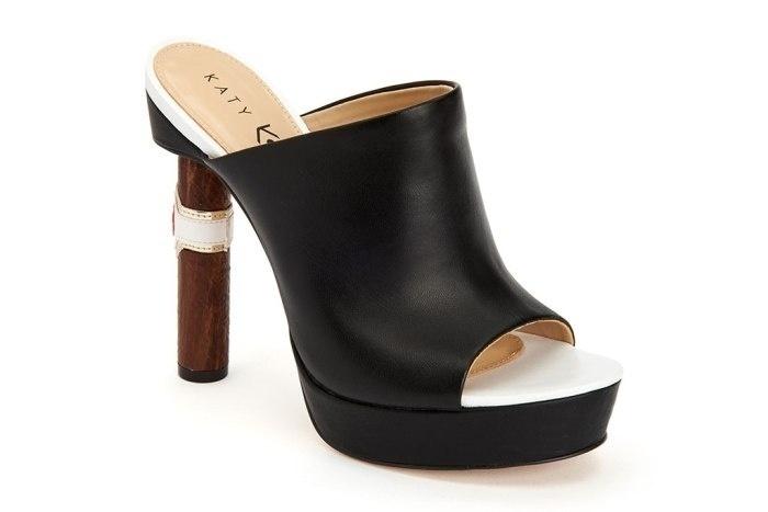 O salto deste sapato, em formato de charuto, foi inspirado em uma viagem que Katy Perry fez para Cuba - Reprodução