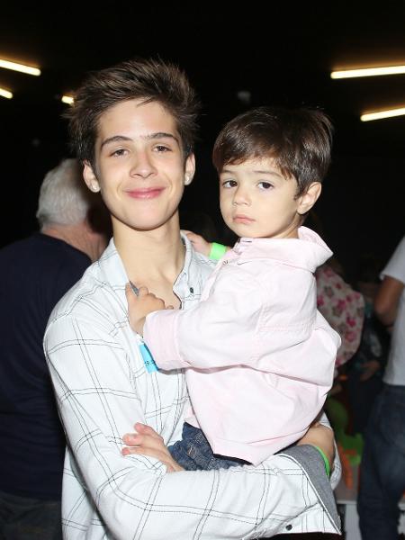 João Guilherme posa com seu irmão caçula, Pietro, de dois anos, no aniversário do ator Kevin Vechiatto - Thiago Duran/AgNews - Thiago Duran/AgNews