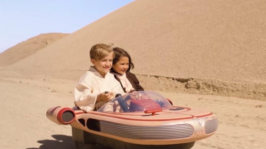 Brinquedo para crianças reproduz o landspeeder de Luke Skywalker em "Star Wars" - Reprodução/Youtube