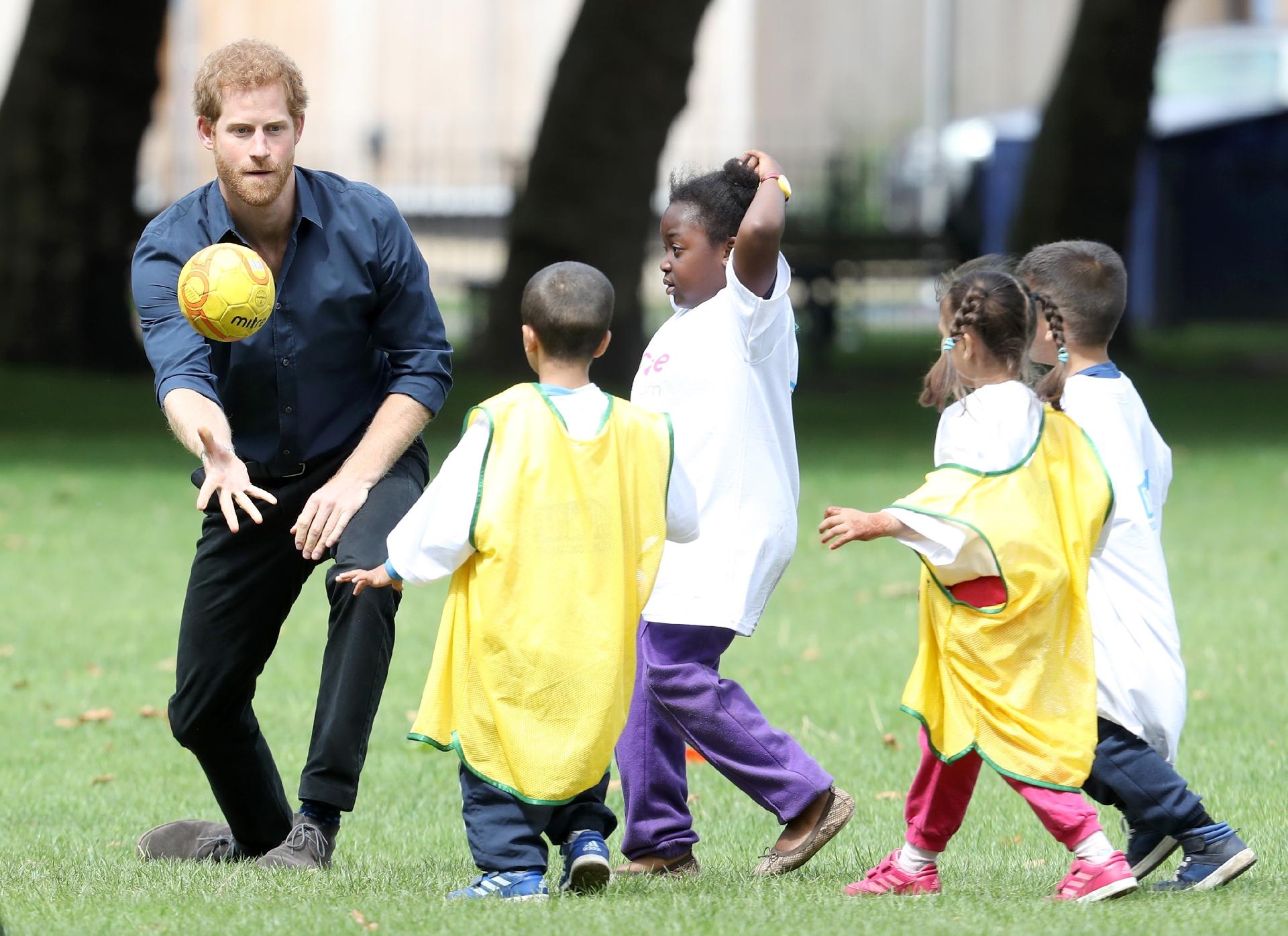 Príncipe Harry brinca com crianças durante a campanha Fit and Fed, em Londres - Stefan Rousseau/WPA Pool/Getty Images