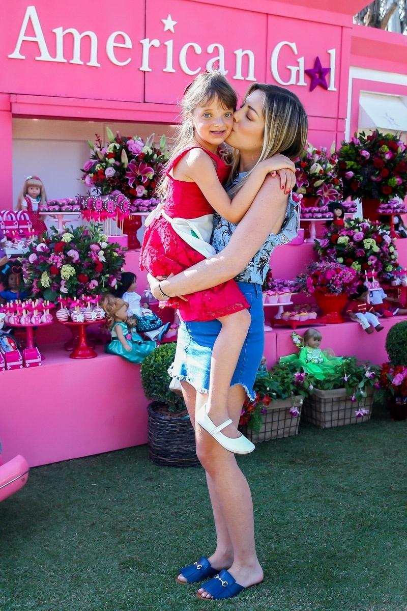 Rafa Justus ganha beijo da irmã, Fabiana, em sua festa de aniversário - Manuela Scarpa/Brazil News