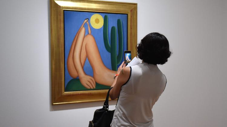 Visitante observa obra "Abaporu", de Tarsila do Amaral, exposta em Nova York - Timothy A. Clary/AFP Photo - Timothy A. Clary/AFP Photo