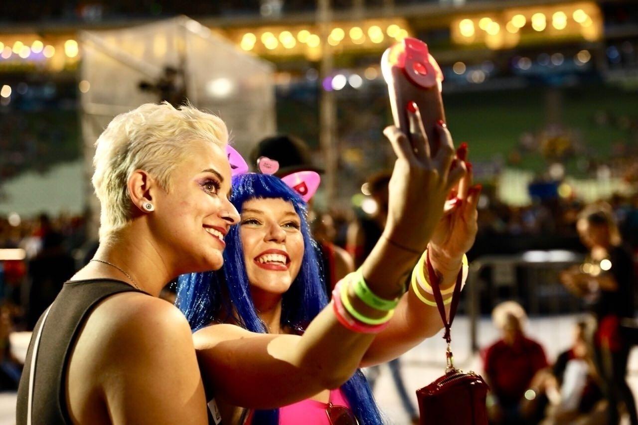 Aline Peralta, 31, faz cover de Katy Perry no show da cantora em São Paulo - Mariana Pekin/UOL