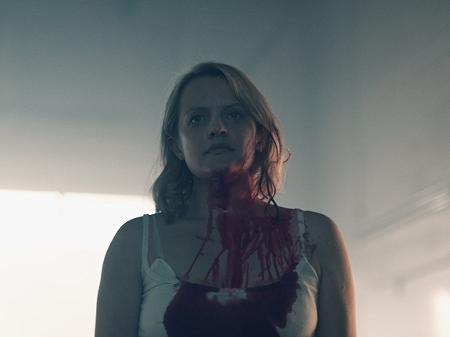 Elisabeth Moss em cena da segunda temporada de "The Handmaid"s Tale" - Divulgação