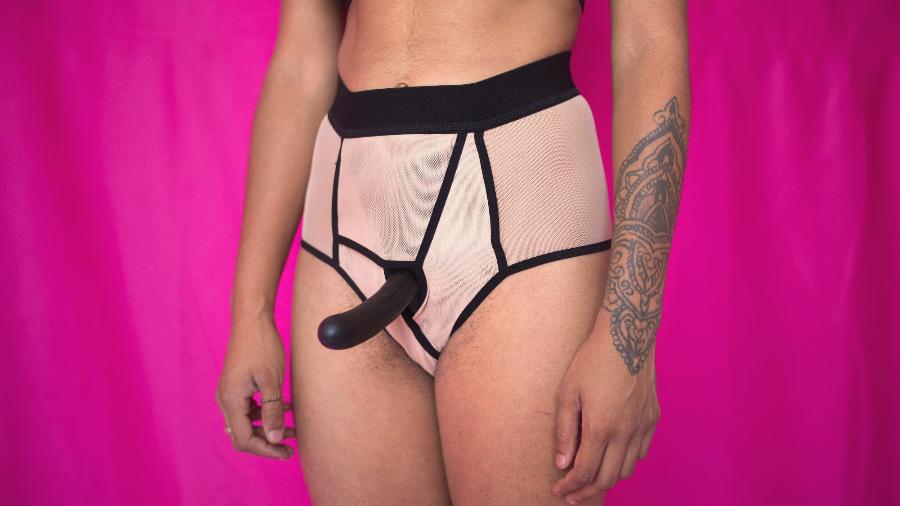 "Strapons" são comumente chamados de cintas penianas ou cintas caralho no mercado de produtos eróticos - @coletivoamapoa