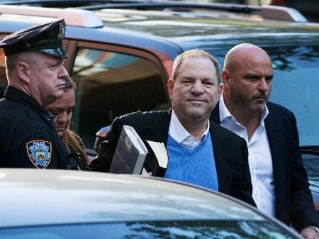 Harvey Weinstein é acompanhado por policiais no momento de sua prisão - Getty Images