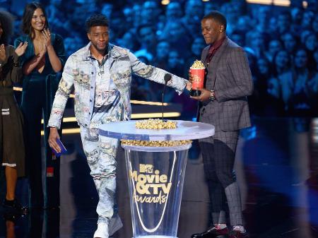 No MTV Movie & TV Awards, Chadwick Boseman, ator de "Pantera Negra", entrega seu prêmio de melhor herói a James Shaw Jr., que lutou contra atirador nos EUA, - Rich Fury/Getty Images
