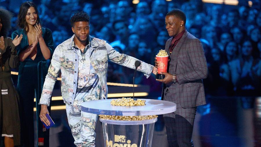 No MTV Movie & TV Awards, Chadwick Boseman, ator de "Pantera Negra", entrega seu prêmio de melhor herói a James Shaw Jr., que lutou contra atirador nos EUA,  - Rich Fury/Getty Images