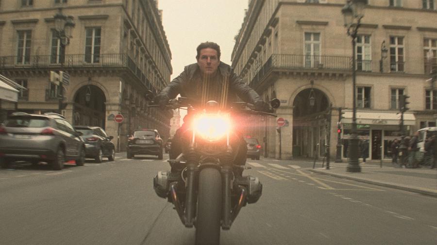 Tom Cruise dirige moto em cena do filme "Missão: Impossível - Efeito Fallout" - Divulgação
