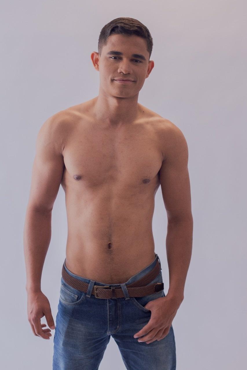 Clebson Teixeira, de 26 anos, que trabalha com tecnologia da informação de uma grande empresa de Belo Horizonte, entrou para a agência de modelos Versailles, que fica na capital mineira - Divulgação/Agência Versailles