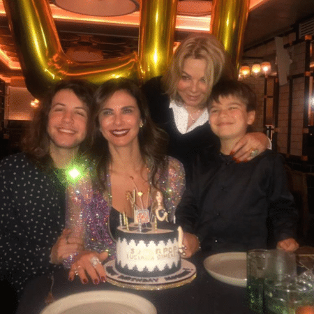 Luciana Gimenez comemora aniversário ao lado dos filhos, Lucas e Lorenzo, e da mãe, Vera - Reprodução/Instagram