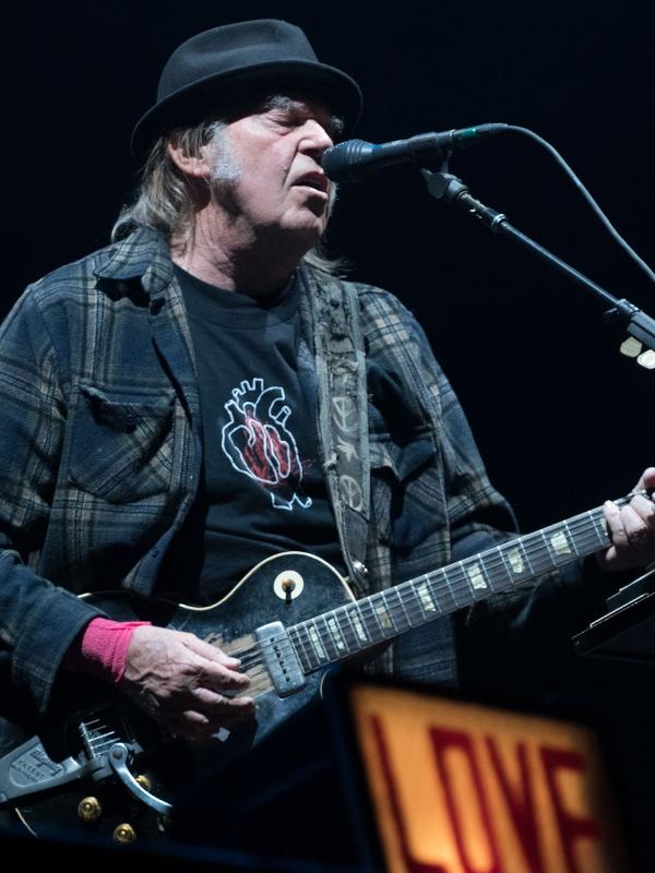 O cantor Neil Young retirou suas músicas do Spotify: entenda o porquê