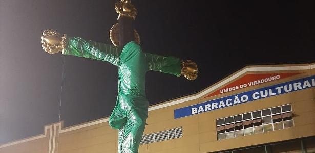 Veja fotos | Mangueira faz último teste em alegoria com negro crucificado