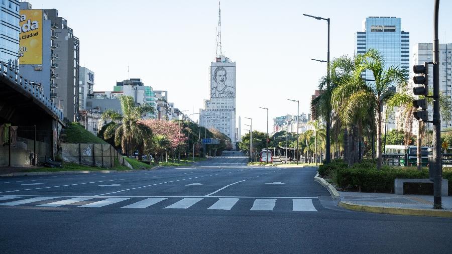 Ruas estão vazias em Buenos Aires, na Argentina; país vem batendo recordes de casos diários de coronavírus - NurPhoto/NurPhoto via Getty Images