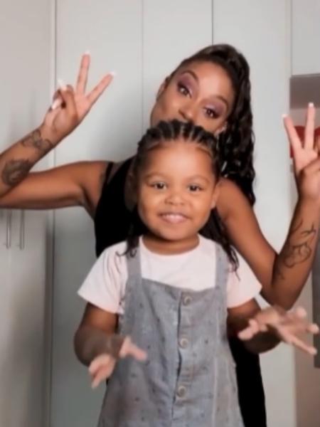 MC Rebecca grava tutorial de penteado com a filha, Morena - Reprodução/Instagram