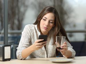 Mulher trocando mensagens pelo celular - AntonioGuillem/Getty Images/iStockphoto - AntonioGuillem/Getty Images/iStockphoto