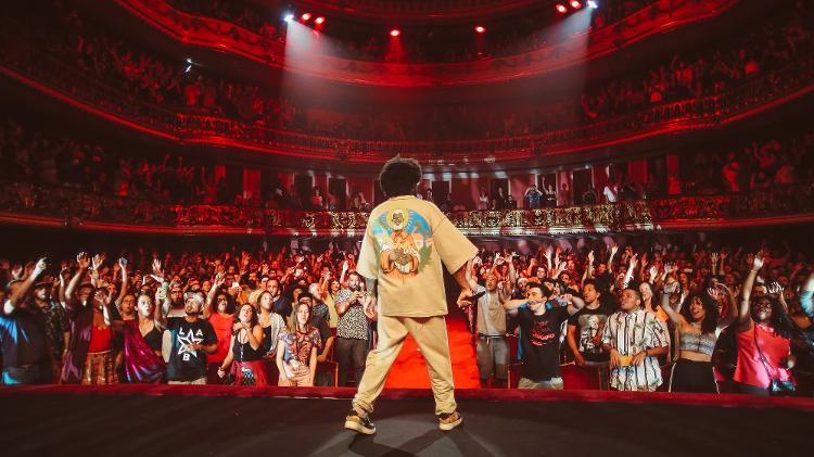 Emicida durante show de lançamento de AmarElo, no Theatro Municipal