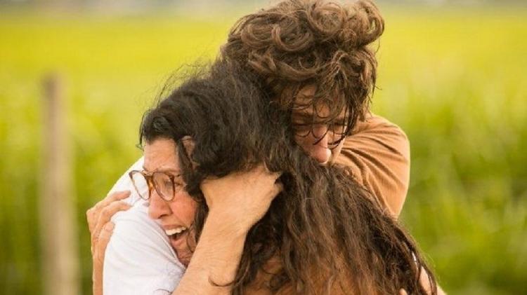 Lurdes abraça seu filho Domenico - Reprodução/Globo - Reprodução/Globo