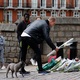Homem deixando flores no Castelo de Windsor após o anúncio da morte do príncipe Philip - ADRIAN DENNIS / AFP