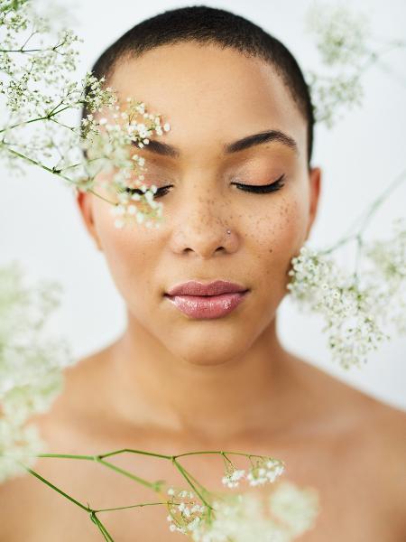 Pele; sardas; ingredientes naturais - Getty Images