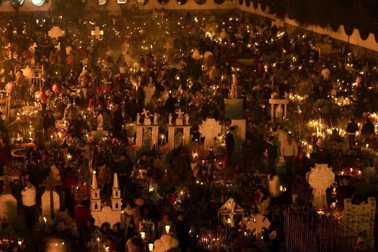 Amanecer entre tumbas resplandecientes: no es así ni el día de muertos México – 02/11/2021