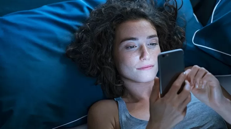Usar o celular na cama, celular antes de dormir - iStock - iStock
