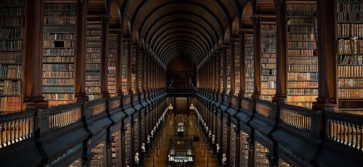 A Sala Comprida (The Long Room) é o principal corredor da biblioteca de Trinity College, em Dublin, Irlanda. O local reúne o acervo mais antigo da biblioteca, a Old Library, com mais de 200 mil títulos. Enfileirados, no primeiro piso, estão bustos de mármore de grandes pensadores e autores de todos os tempos, como Aristóteles e William Shakespeare - Divulgação/Trinity College