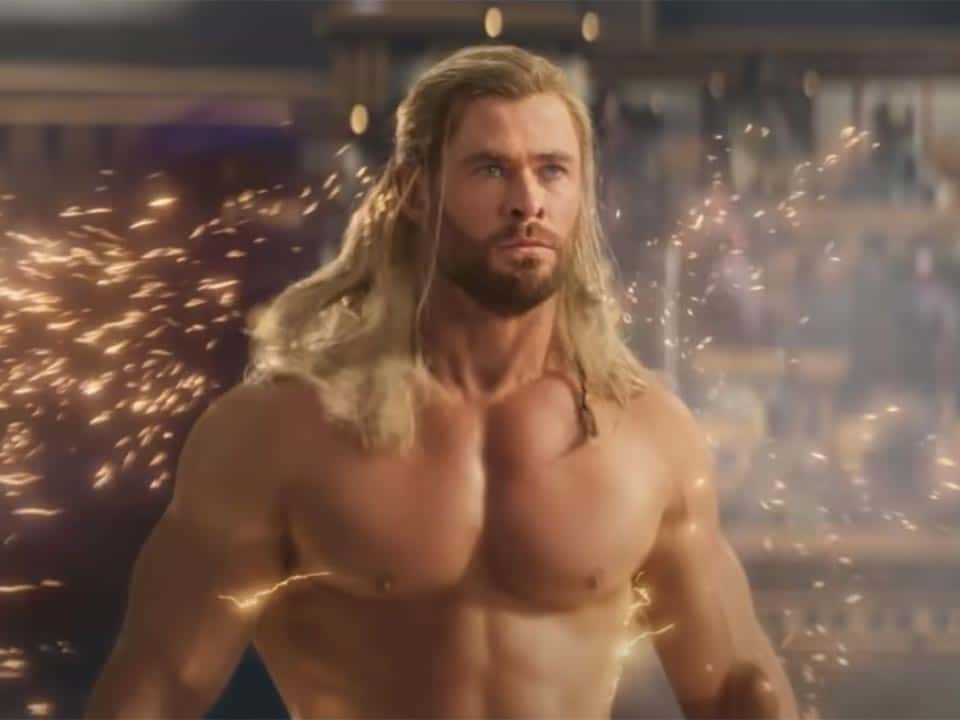 Ator de 'Thor' é levantado por homem mais forte do mundo e foto