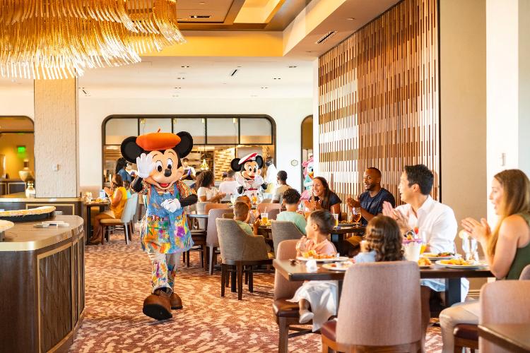Personagens da Disney passam pelos hóspedes do Disney's Riviera Resort no Walt Disney World Resort